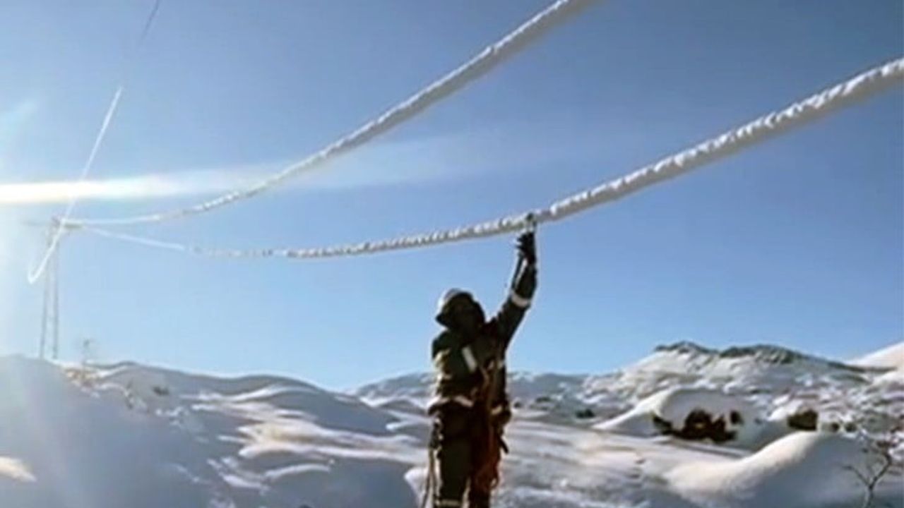 Dicle Elektrik Çüngüş’te Yoğun Karı Aşarak Enerjiyi Yeniden Sağladı