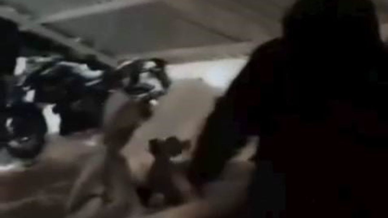 Dicle Üniversitesi'nde Yurt Otoparkı Kar Yükü Nedeniyle Çöktü