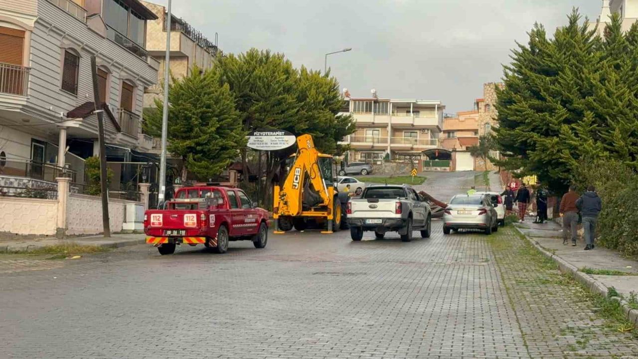 Didim'de Fırtına: Altınkum Yalı Caddesi'nde İşyerlerinin Çatıları Zarar Gördü