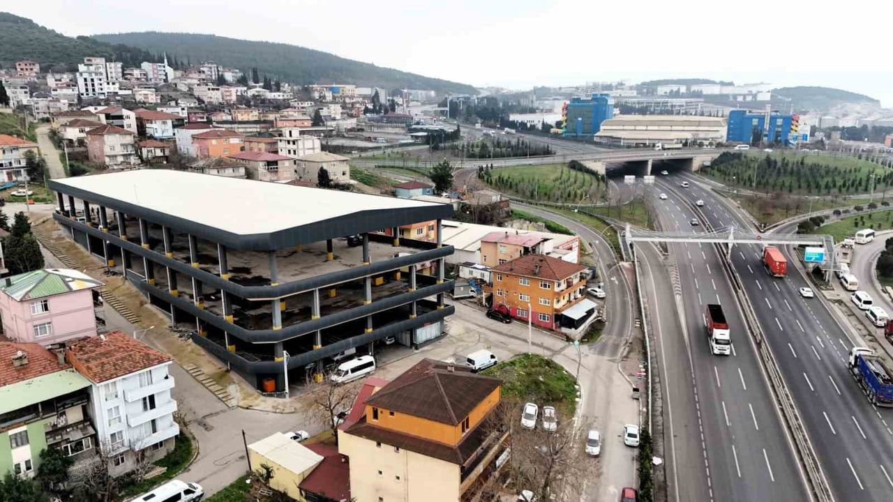 Dilovası'ndaki Katlı Otopark Belediye Hizmet Binasına Dönüşüyor