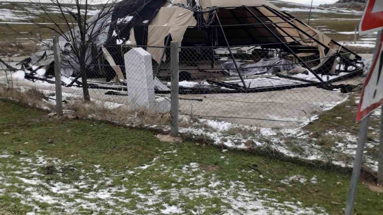 Dinar'da Yörük Kıl Çadır Salonu Fırtınada Parçalandı