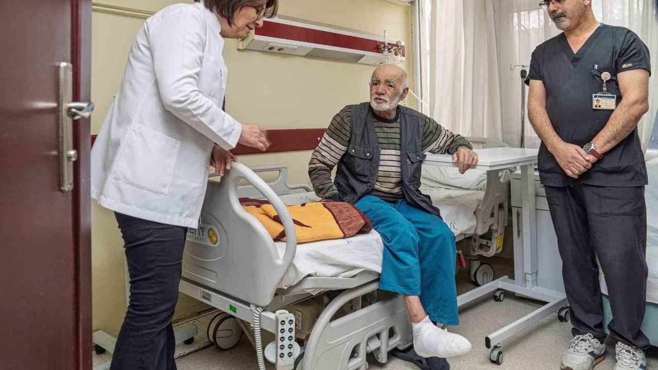 Diyabetik Ayakta Ampütasyondan Kurtulan 83 Yaşındaki Mustafa Kafa Eşrefpaşa’da İyileşti