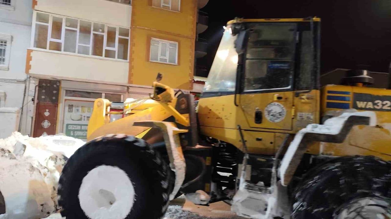 Diyadin'de Belediye Ekiplerinden Karla Mücadele Mesaisi