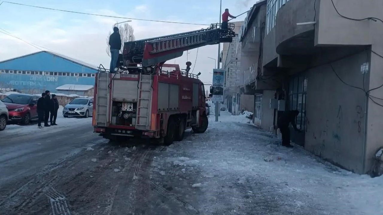 Diyadin'de Tehlike Oluşturan Buz Sarkıtları Temizlendi
