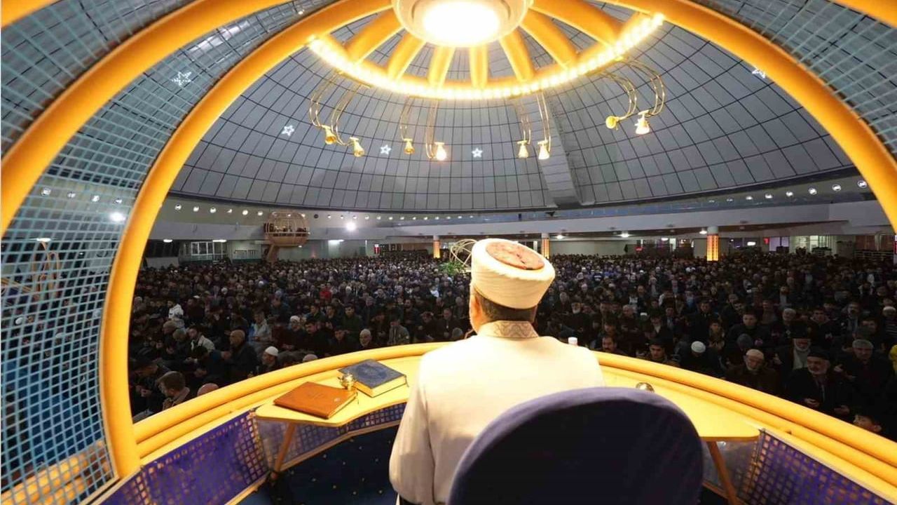 Diyanet'in 9 Ocak 2026 Cuma Hutbesi: 'Namaz Müminin Miracıdır'