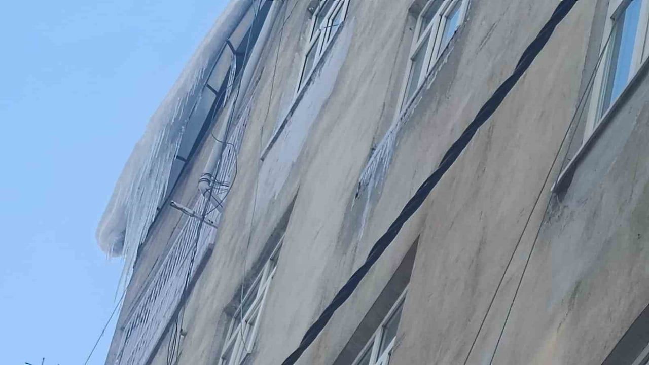 Diyarbakır Bağlar'da Tehlike Saçan Buz Sarkıtları