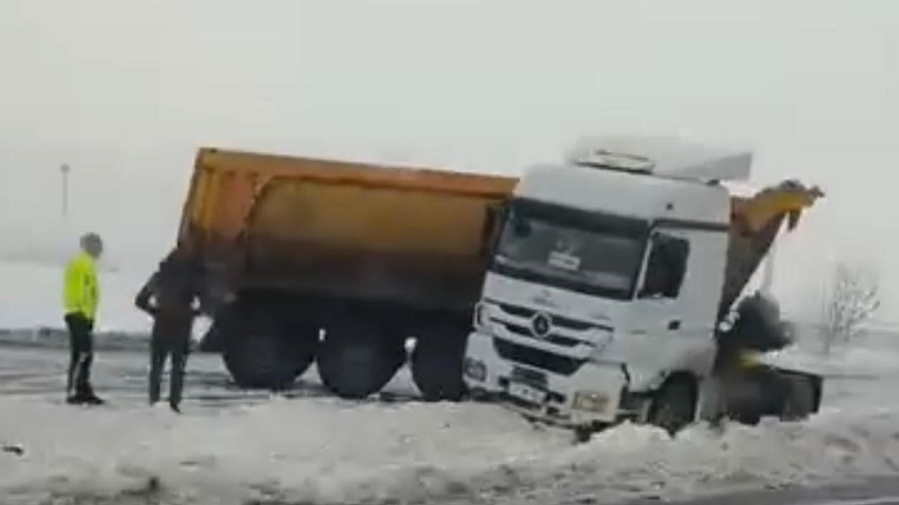 Diyarbakır Bismil'de Aynı Güzergâhta 5 Araç Kazaya Karıştı