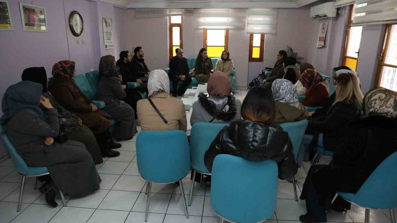 Diyarbakır Büyükşehir'den Yeniden Yaşam Derneği'ne Dayanışma ve 100 Yelek Desteği