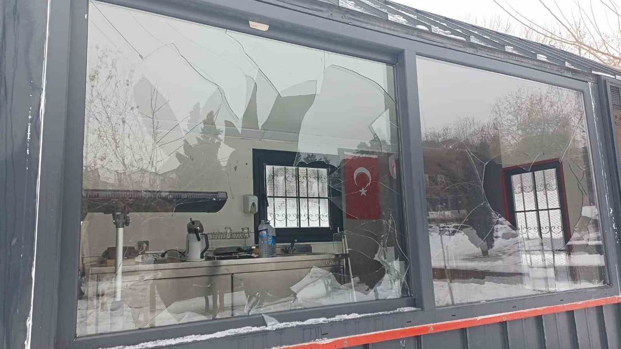 Diyarbakır Büyükşehir Zabıta Turizm Bürosu'na Taşlı Saldırı