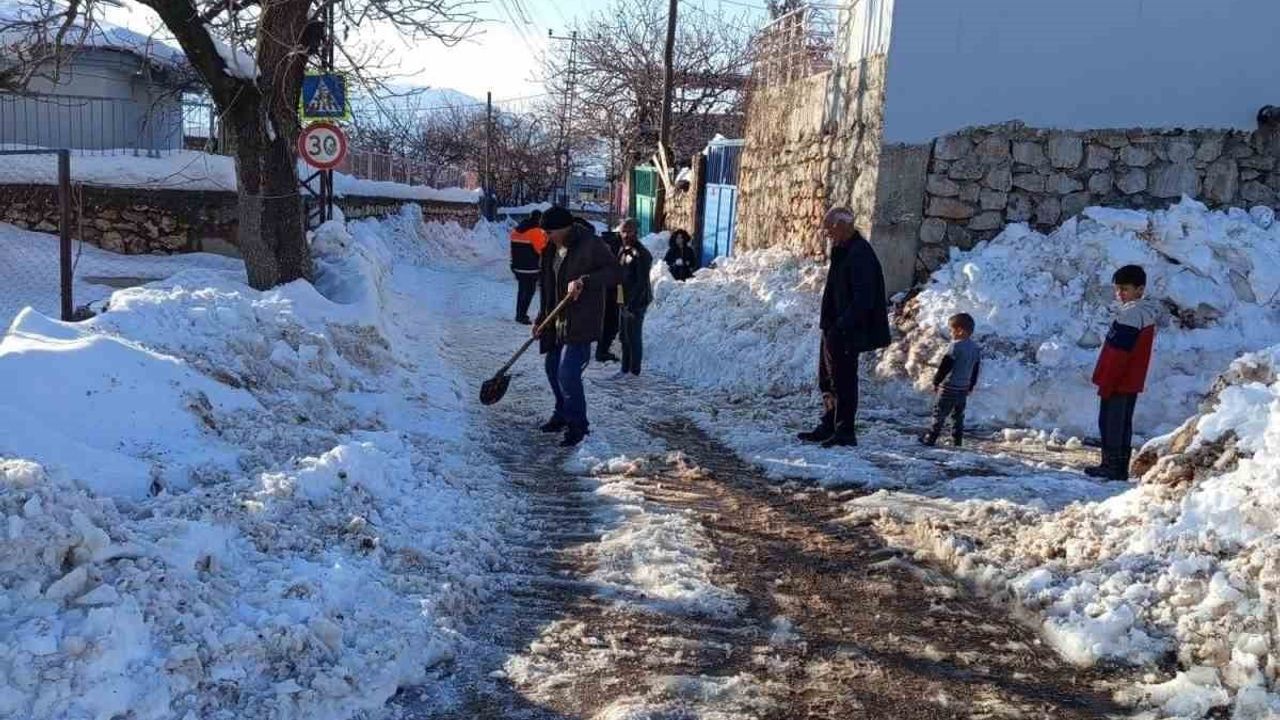 Diyarbakır Çermik Kuyu Mahallesi'nde Yollar İmeceyle Açıldı