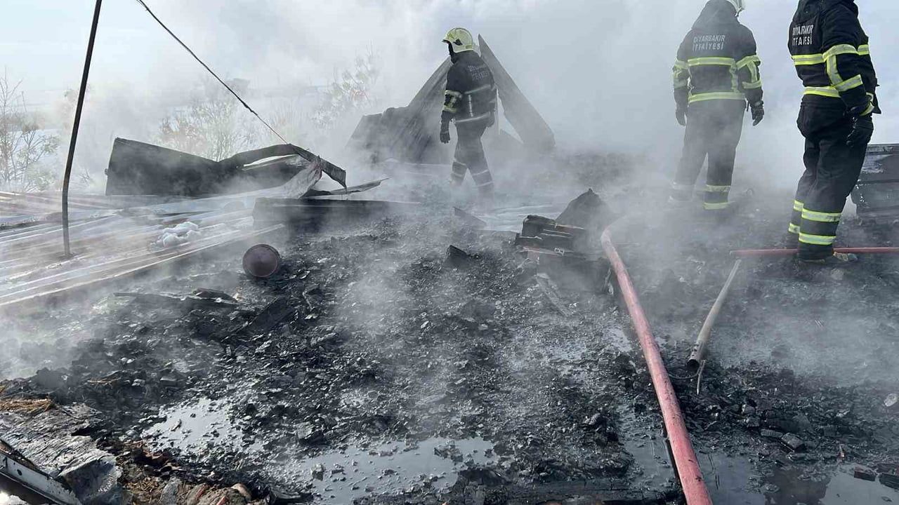 Diyarbakır Çınar'da Okulda Sobadan Yangın: 40 Öğrenci Tahliye Edildi