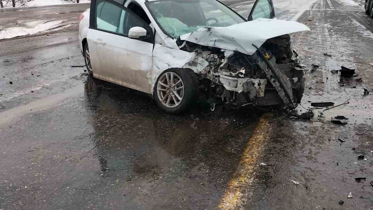 Diyarbakır Çınar'da Tır ile Otomobil Çarpıştı: 2 Yaralı