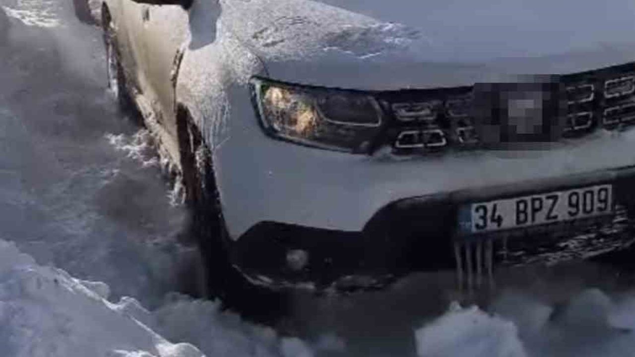 Diyarbakır Çüngüş'te hasta nakli aracı karda mahsur kaldı