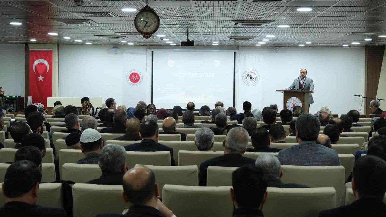 Diyarbakır'da 2026 Hac Görevlilerine Eğitim Semineri