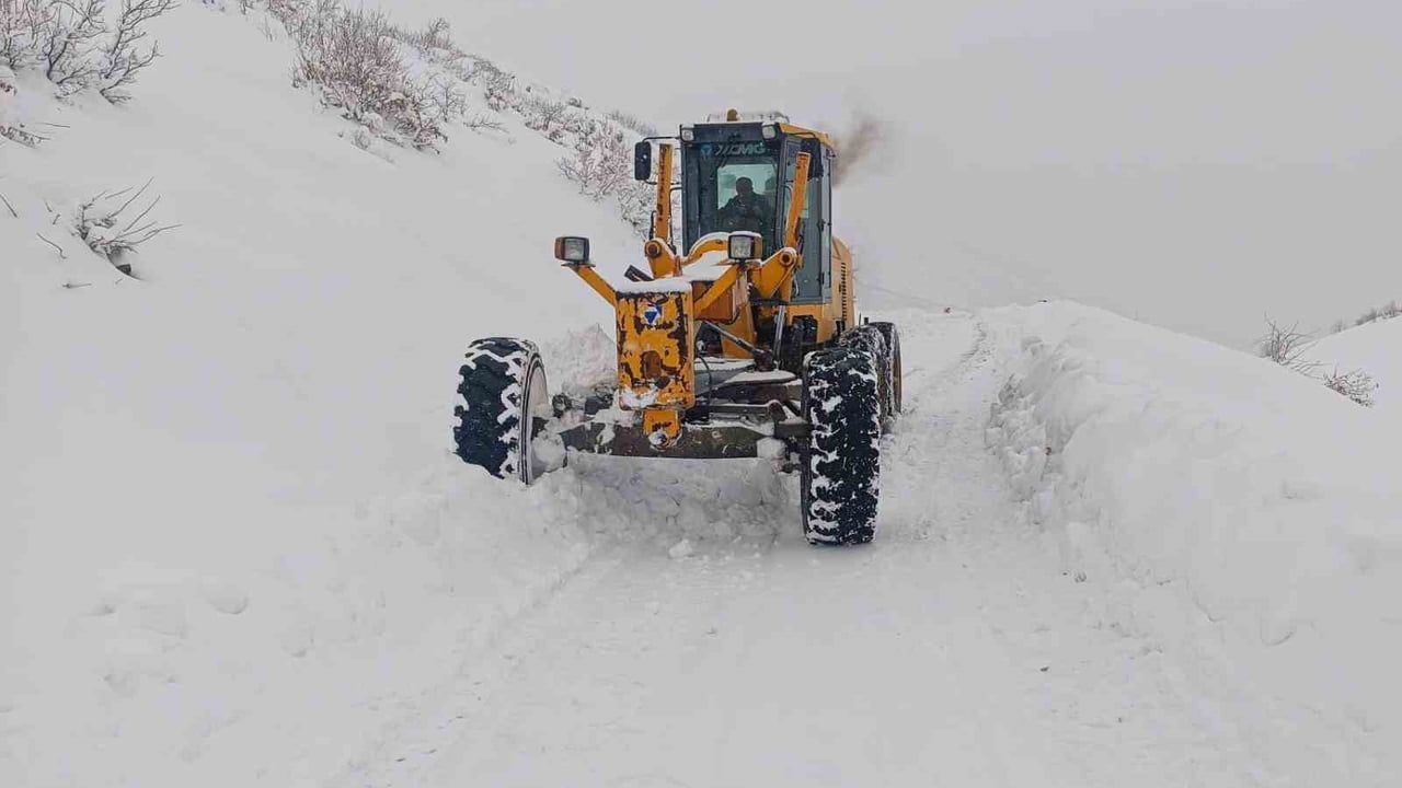 Diyarbakır'da 319,3 km Kırsal Yol Karla Mücadelede Ulaşıma Açıldı