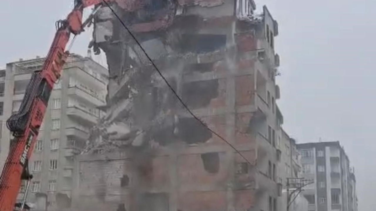 Diyarbakır'da Ağır Hasarlı 8 Katlı Bina Yıkımda 30 Saniyede Çöktü