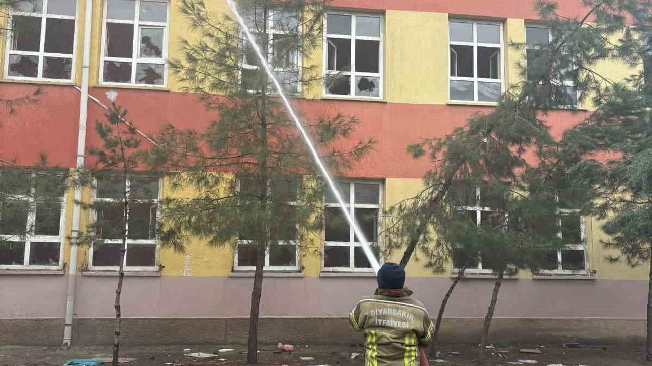 Diyarbakır'da Ali Emiri Ortaokulu'nda yangın: İtfaiye büyümeden söndürdü