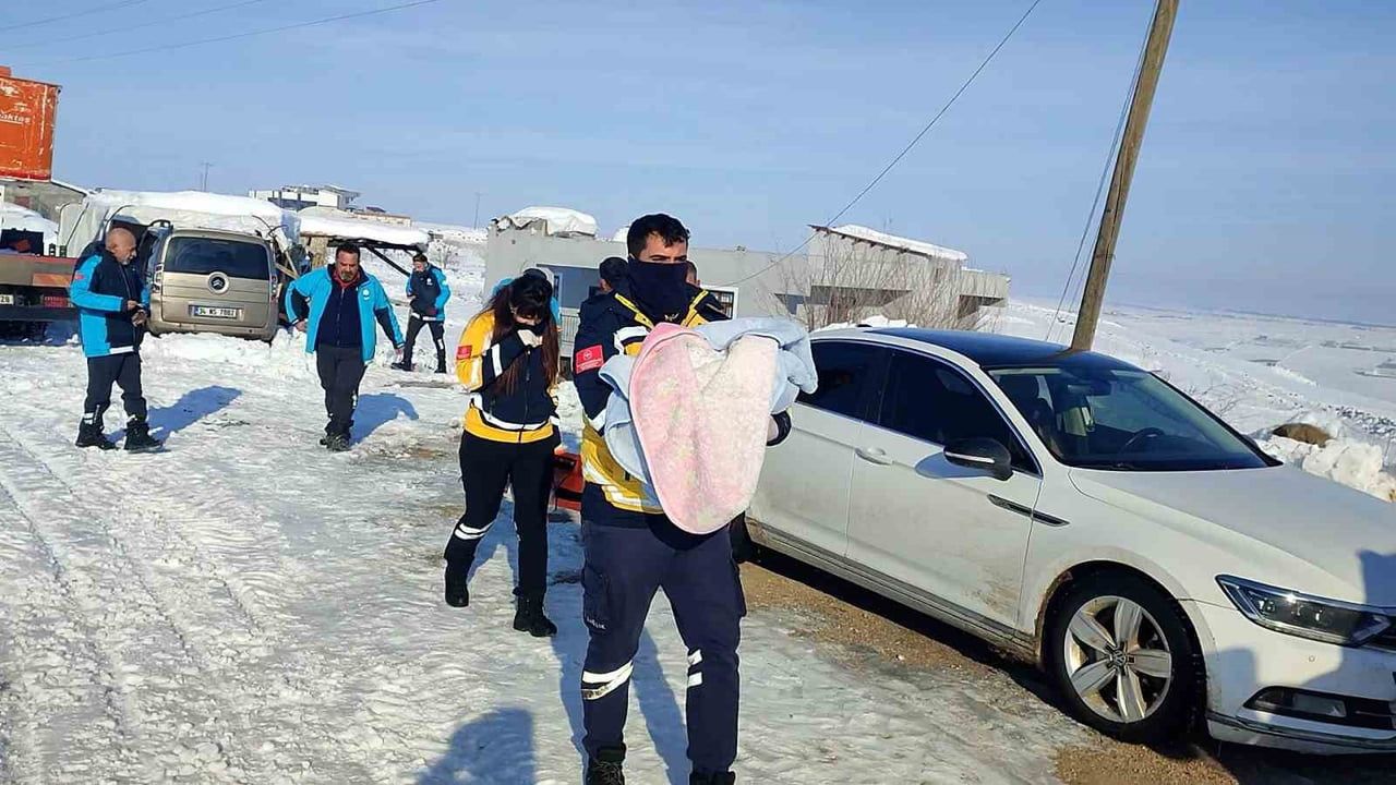 Diyarbakır'da Buzlanmayı Aşıp Ambulansın Yolunu Açtılar: Anne ve Bebek Hastaneye Ulaştı