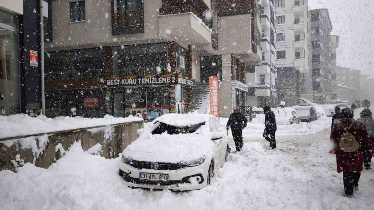 Diyarbakır'da çatıda çöken kar otomobili kullanılamaz hale getirdi