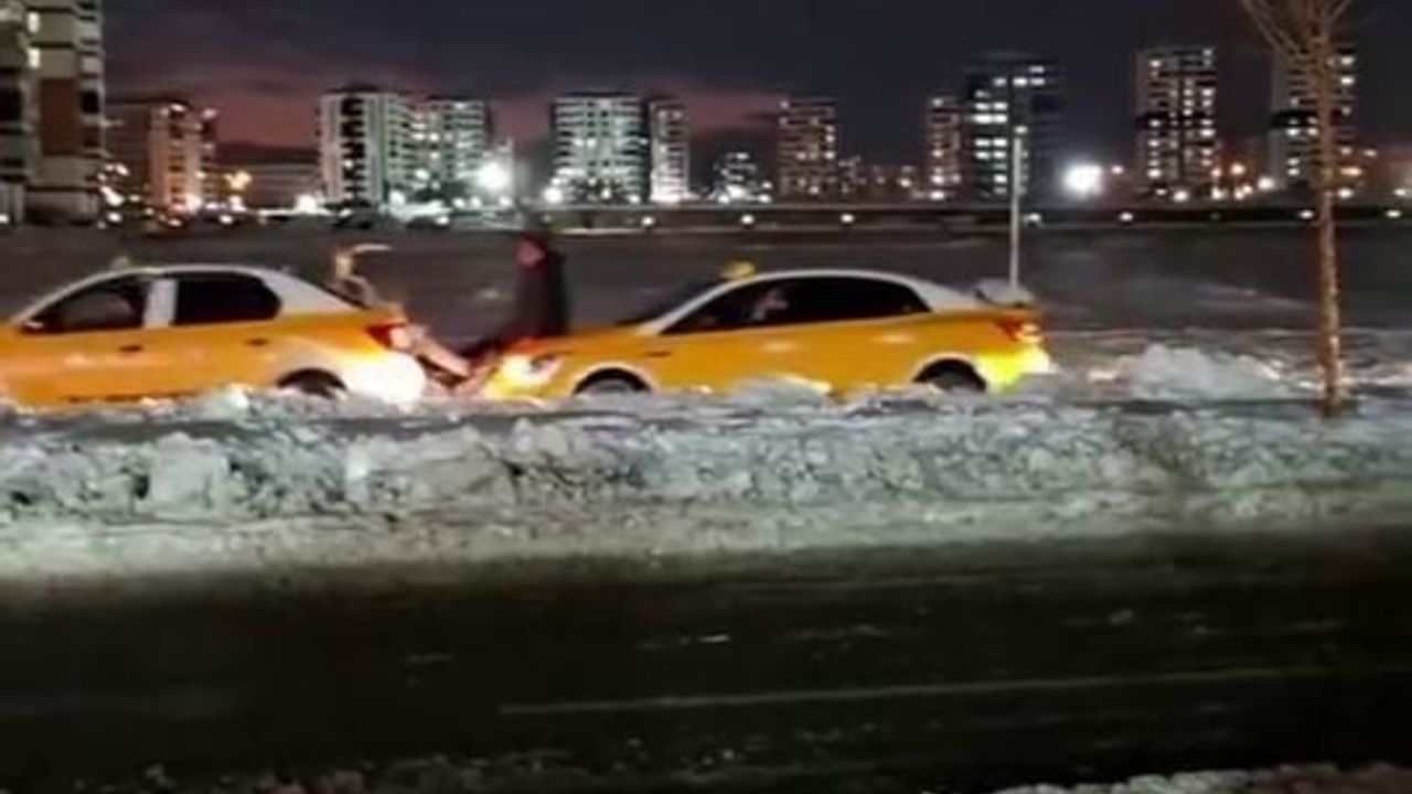 Diyarbakır'da Dayanışma: Yolda Kalan Taksiyi Kaputa Çıkan Kişi İlerletti