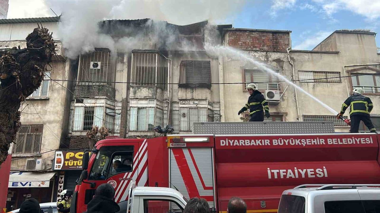 Diyarbakır'da güvercin otelinde yangın: 100'den fazla kuş telef oldu