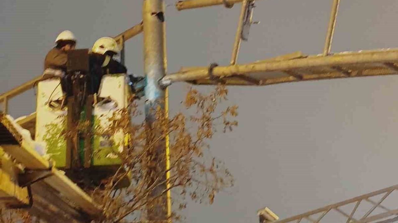 Diyarbakır'da Kamyon Çarptı: Trafik Levhası İtfaiye Ekipleri Tarafından Düzeltildi