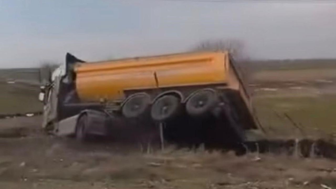 Diyarbakır'da kamyon devrildi: Sürücü yaralandı