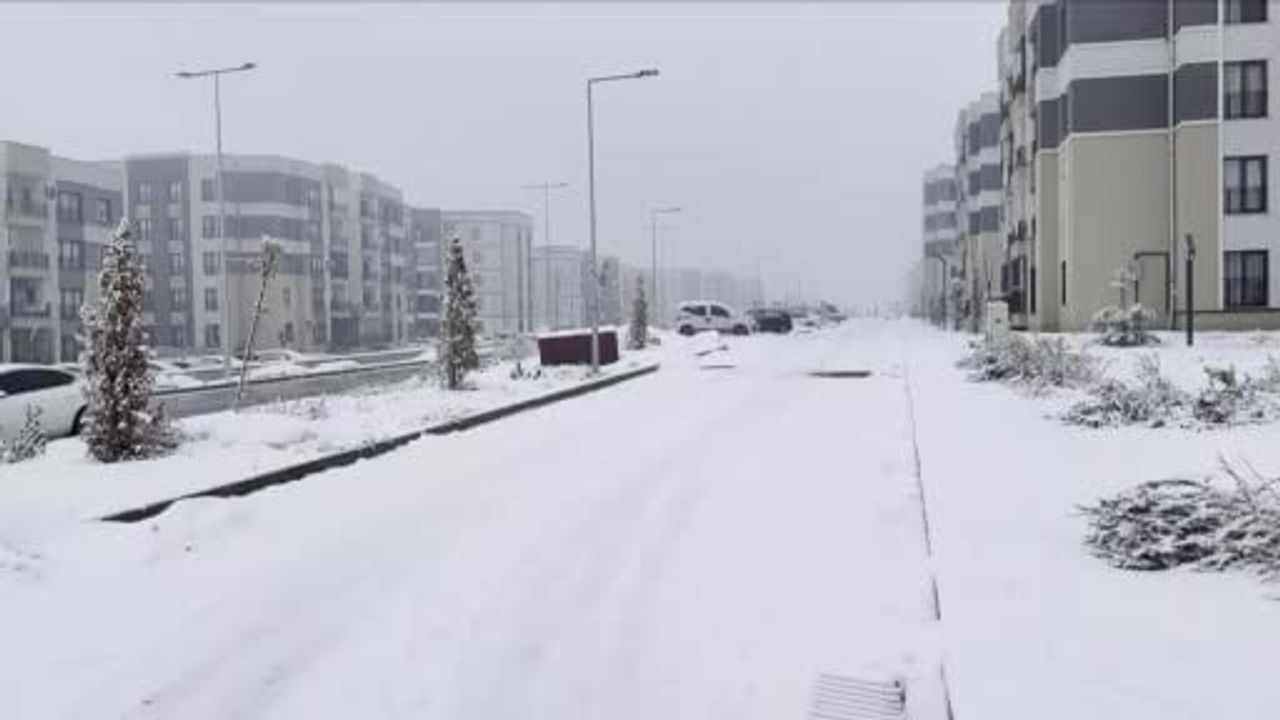 Diyarbakır'da Kar Yeniden Başladı — Soğuk Kış Etkisini Sürdürüyor