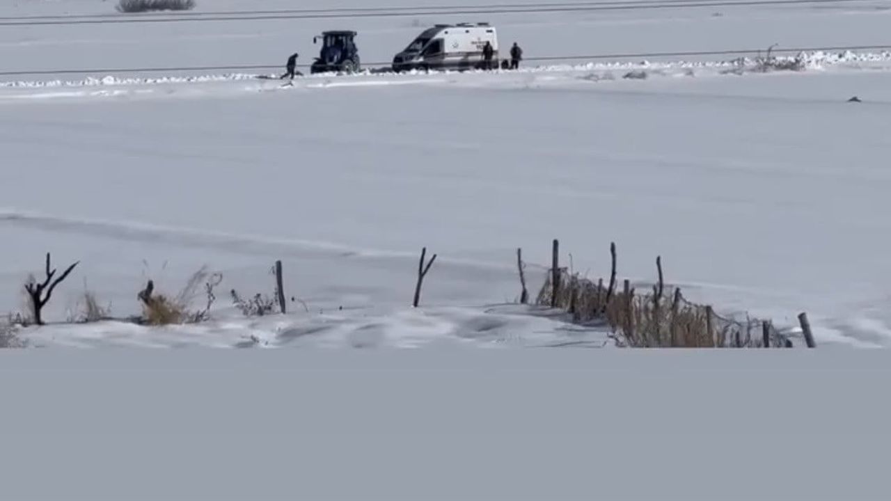 Diyarbakır'da Kara Saplanan Ambulans Köylüler Tarafından Traktörle Kurtarıldı