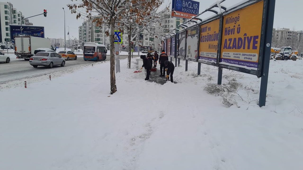 Diyarbakır'da Karla Mücadele: Bin 288 Personel Kesintisiz Sahada
