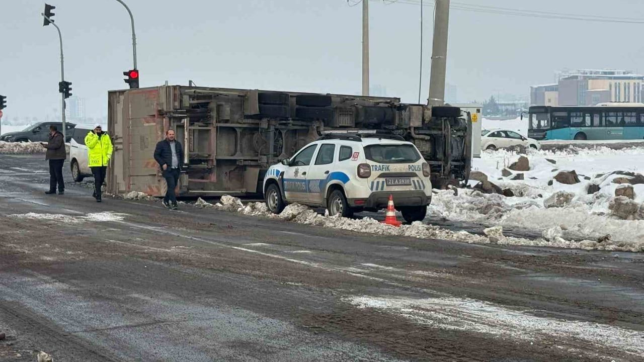Diyarbakır'da Kaygan Yolda Tır Devrildi: Sürücü Yaralandı