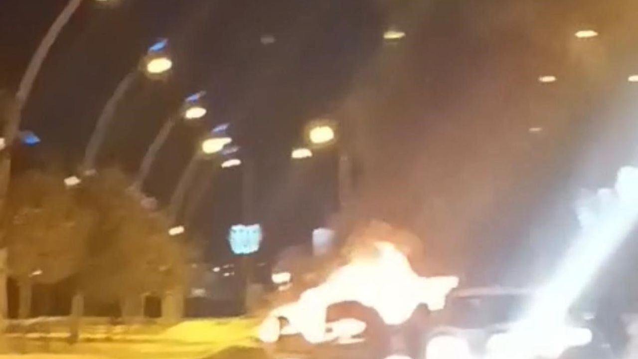 Diyarbakır'da Park Halindeki Otomobil Alev Topuna Döndü