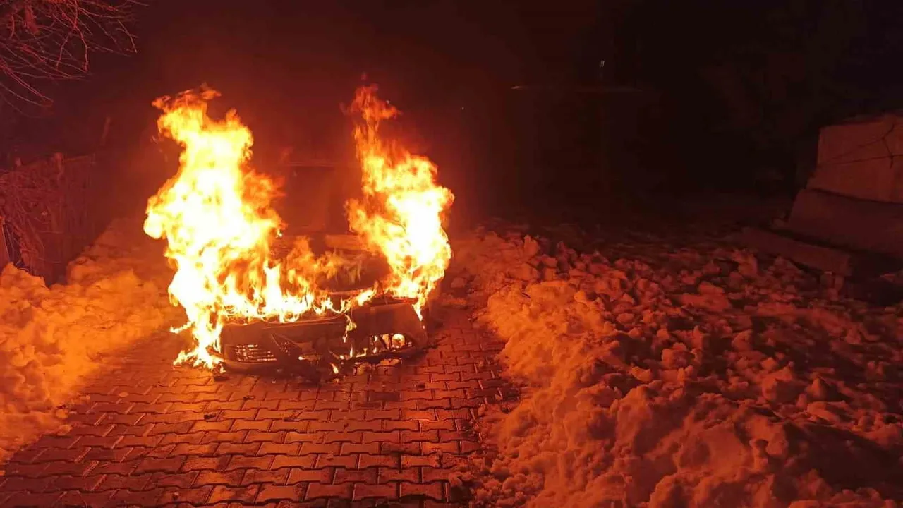 Diyarbakır'da Seyir Halindeki Araç Alev Aldı — Yenişehir'de Yangın