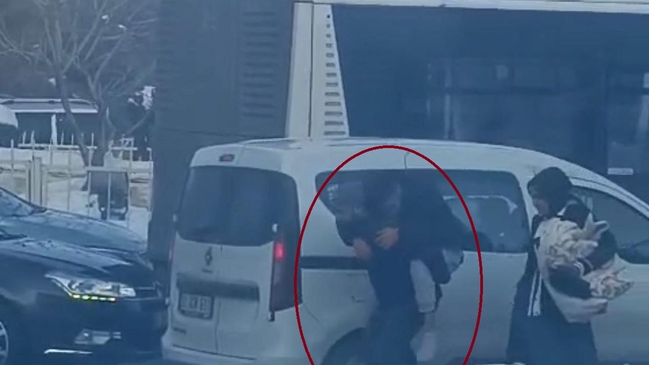 Diyarbakır'da Trafik Tıkanınca Vatandaş Hastasını Sırtında Taşıdı