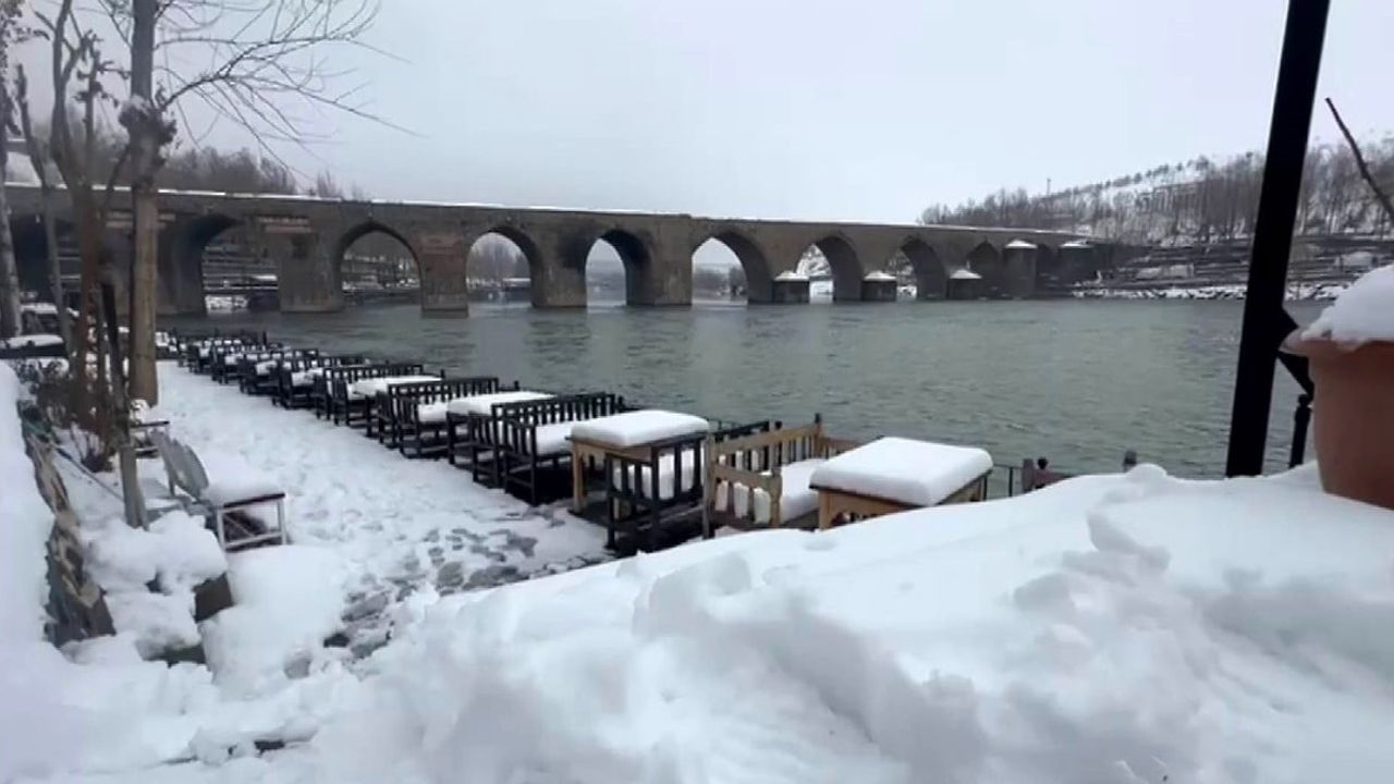 Diyarbakır'da Yoğun Kar Dicle Nehri'ni Yükseltti