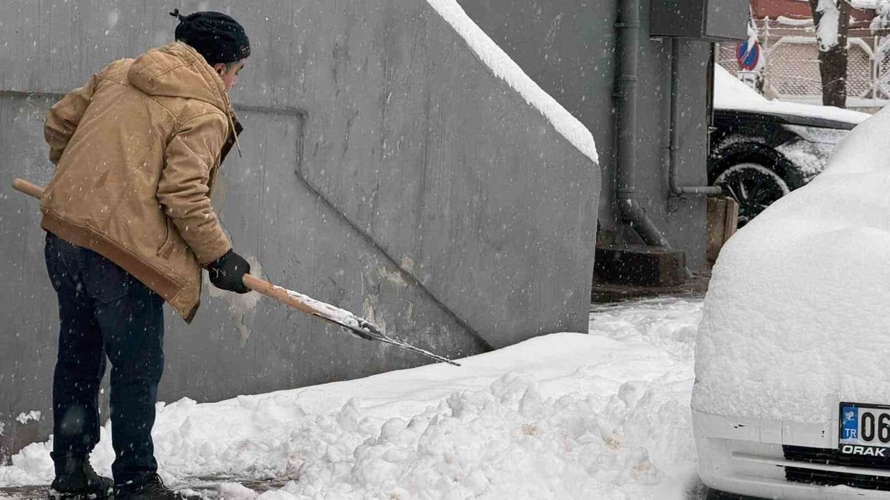 Diyarbakır’da Yoğun Kar Yağışı: Uçak Seferleri İptal