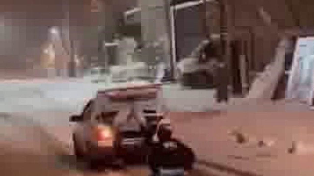 Diyarbakır Dicle'de İlginç Anlar: Aracın Arkasına Bağlanan Lastikle Karda Kaydı