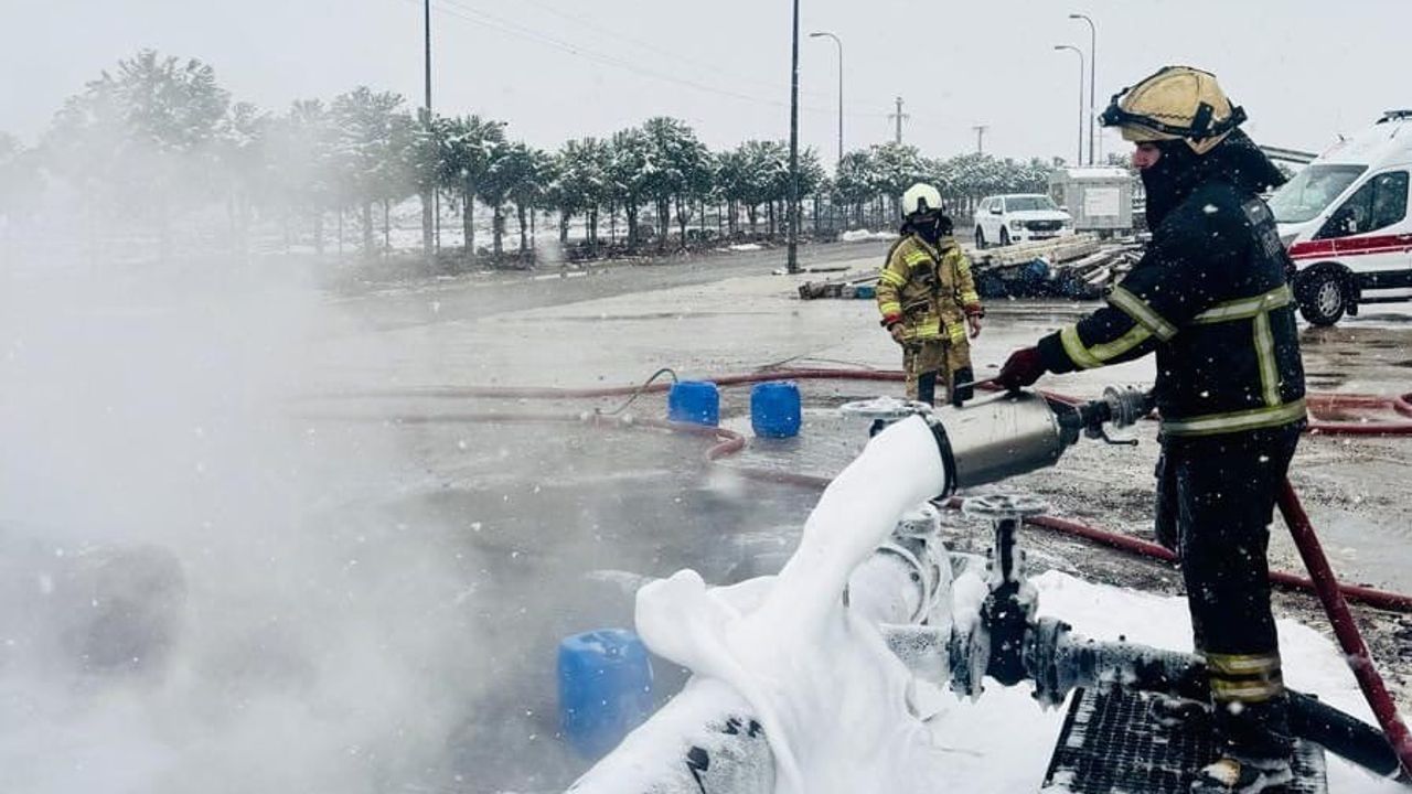 Diyarbakır Eğil'de Ham Petrol Havuzunda Yangın Kontrol Altına Alındı