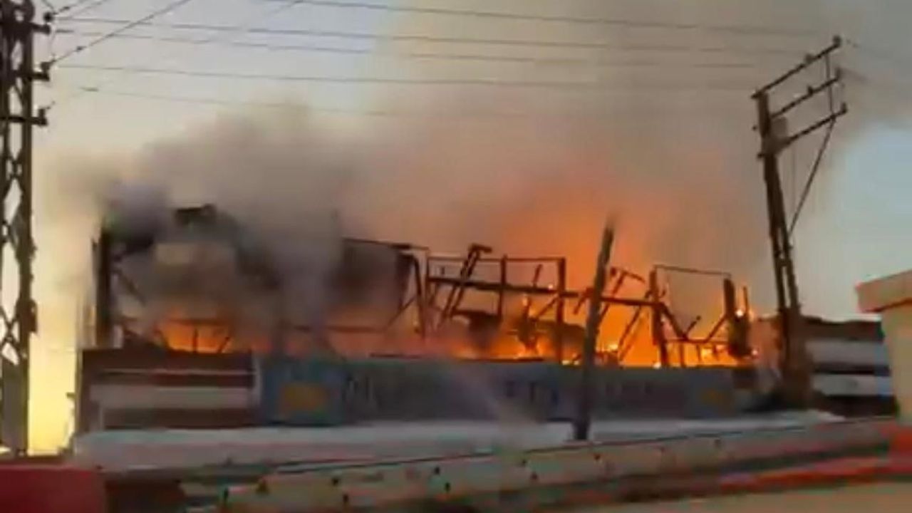Diyarbakır Eğil'de Kafenin Ahşap Terası Alevlere Teslim Oldu