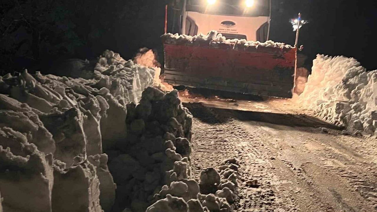Diyarbakır Hazro'da Belediye ve Sağlık Ekipleri Kapalı Yoldan Yaşlı Çifte Ulaştı