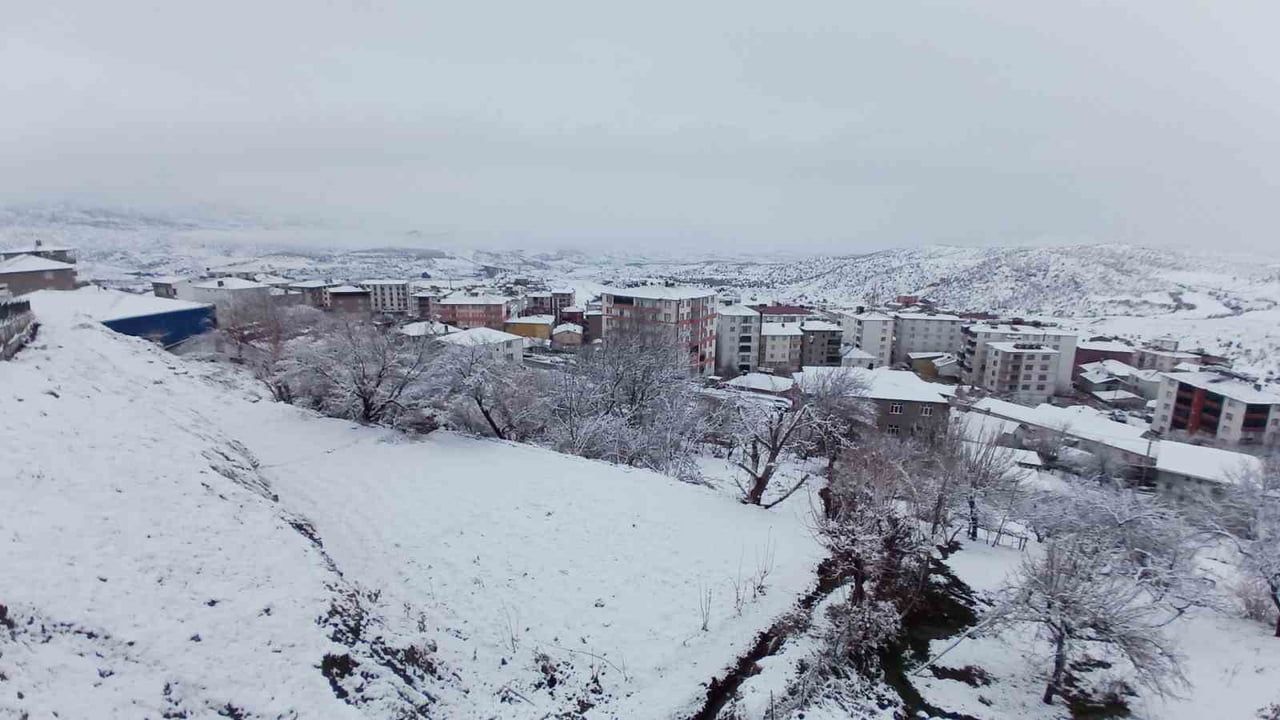 Diyarbakır Kulp'ta Kar Yağışı: Merkez 10 cm, Köylerde 20 cm'i Aştı