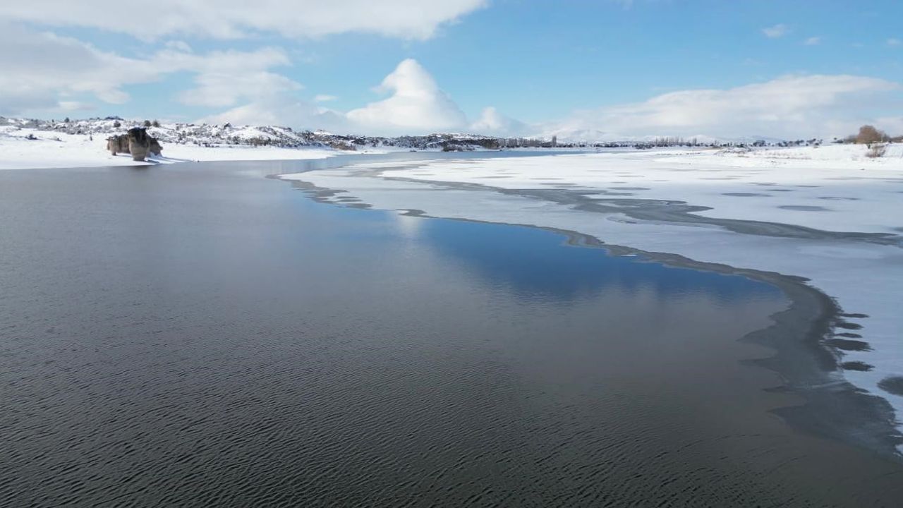Donan Emre Gölü Afyonkarahisar'da Kartpostallık Manzara