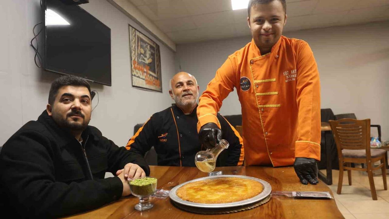 Down Sendromlu Mehmet'in Ellerinde Antakya Künefesi Tat Buluyor