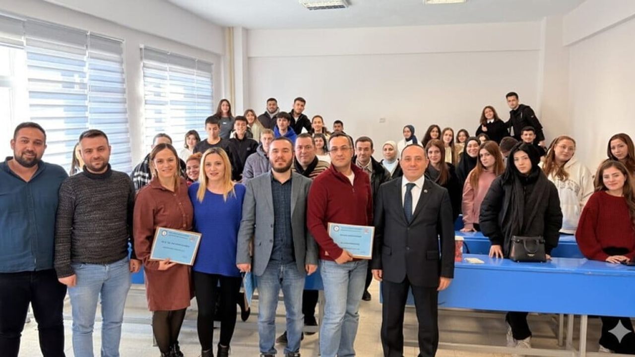 DPÜ Çavdarhisar MYO'da 'Öğrenci-Mezun Etkileşimi' — Okan Kasaroğlu Deneyimlerini Paylaştı