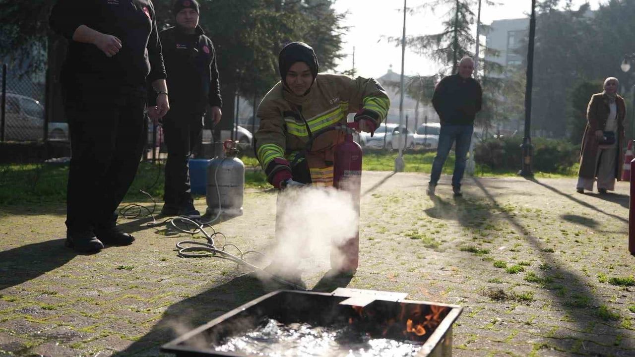 Düzce Belediyesi'nden BELMEK Kursiyerlerine Teorik ve Uygulamalı Yangın Eğitimi