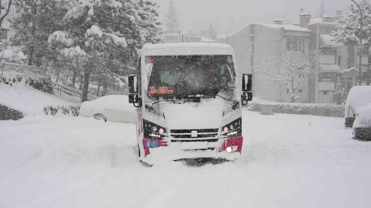 Düzce Belediyesi yolları açık tuttu: Karla mücadelede 33 araç, 196 personel