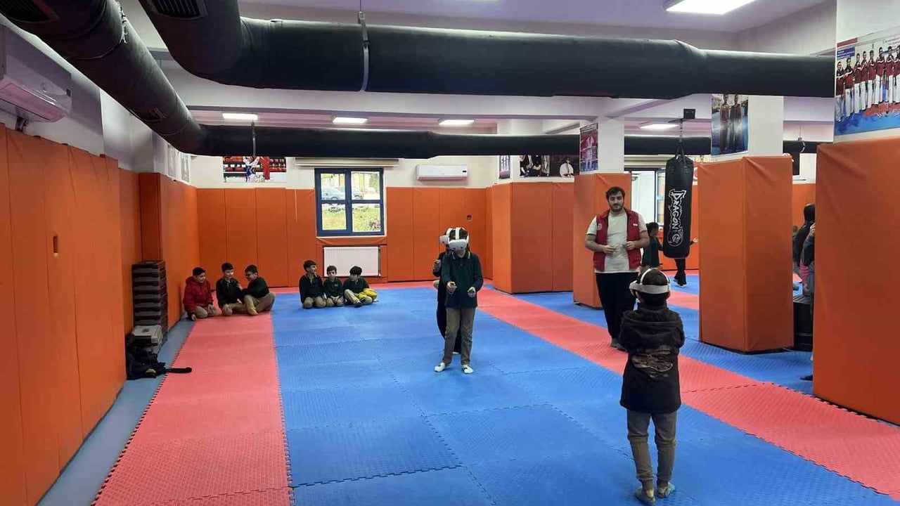 Düzce'de 19 Mayıs İlkokulu Öğrencileri Bahçeşehir Gençlik Merkezi'nde VR Deneyimi