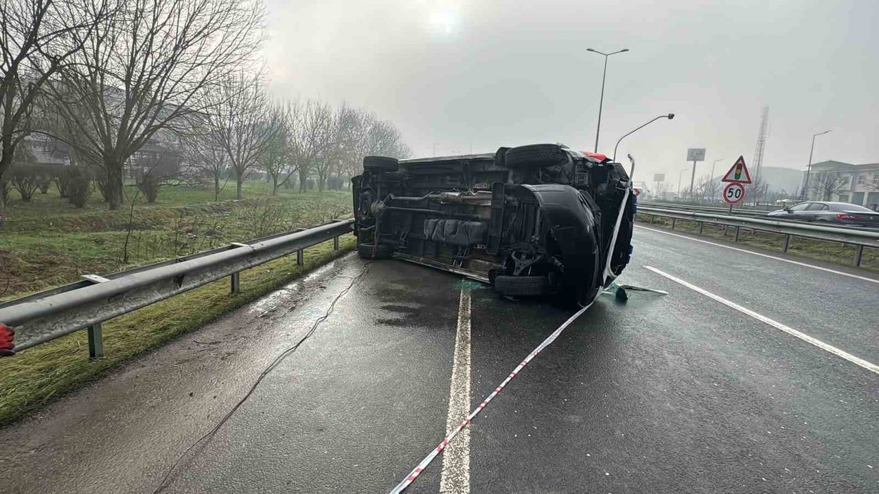 Düzce'de Ambulans Devrildi: 2 Yaralı