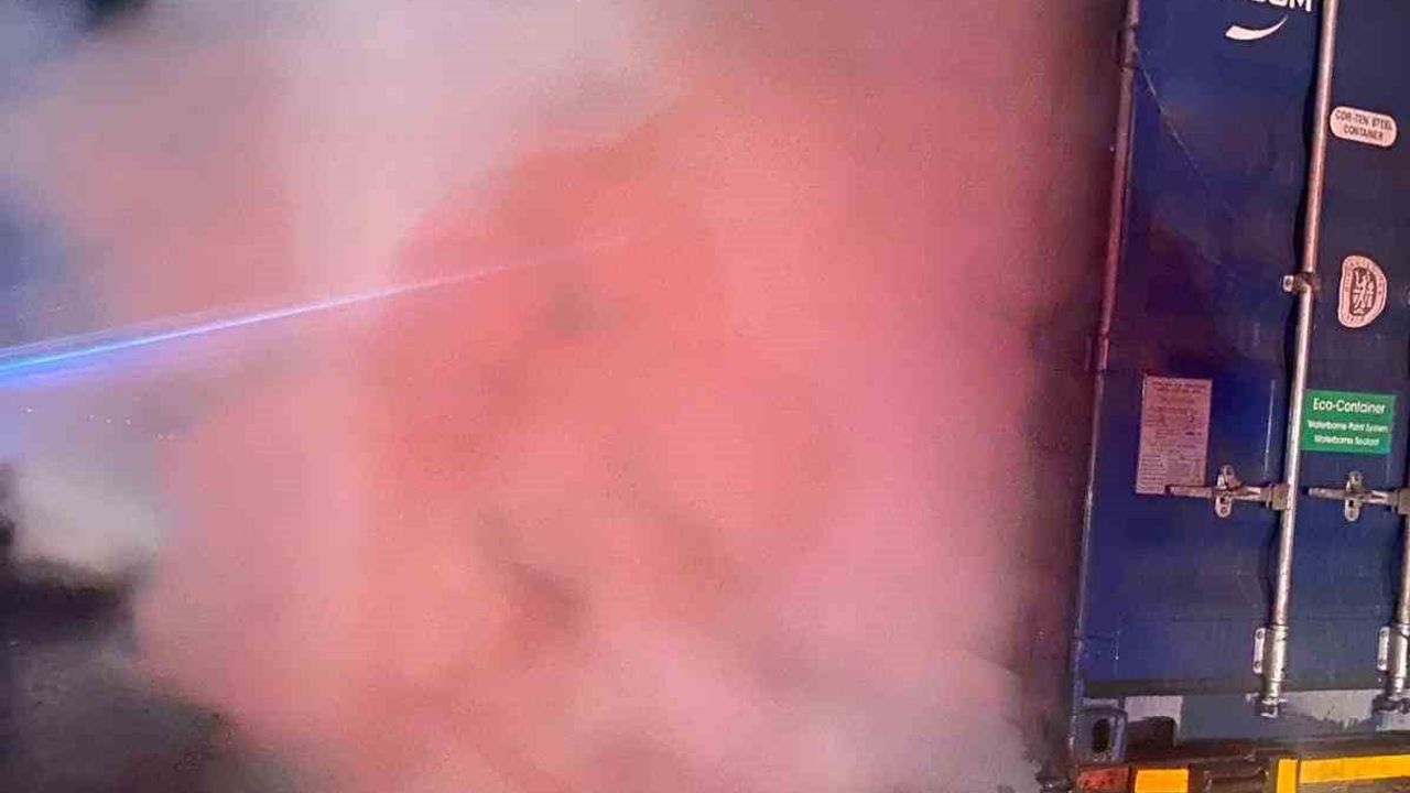 Düzce'de Anadolu Otoyolu'nda Balatalardan Tutuşan 41 Plakalı Tır Söndürüldü