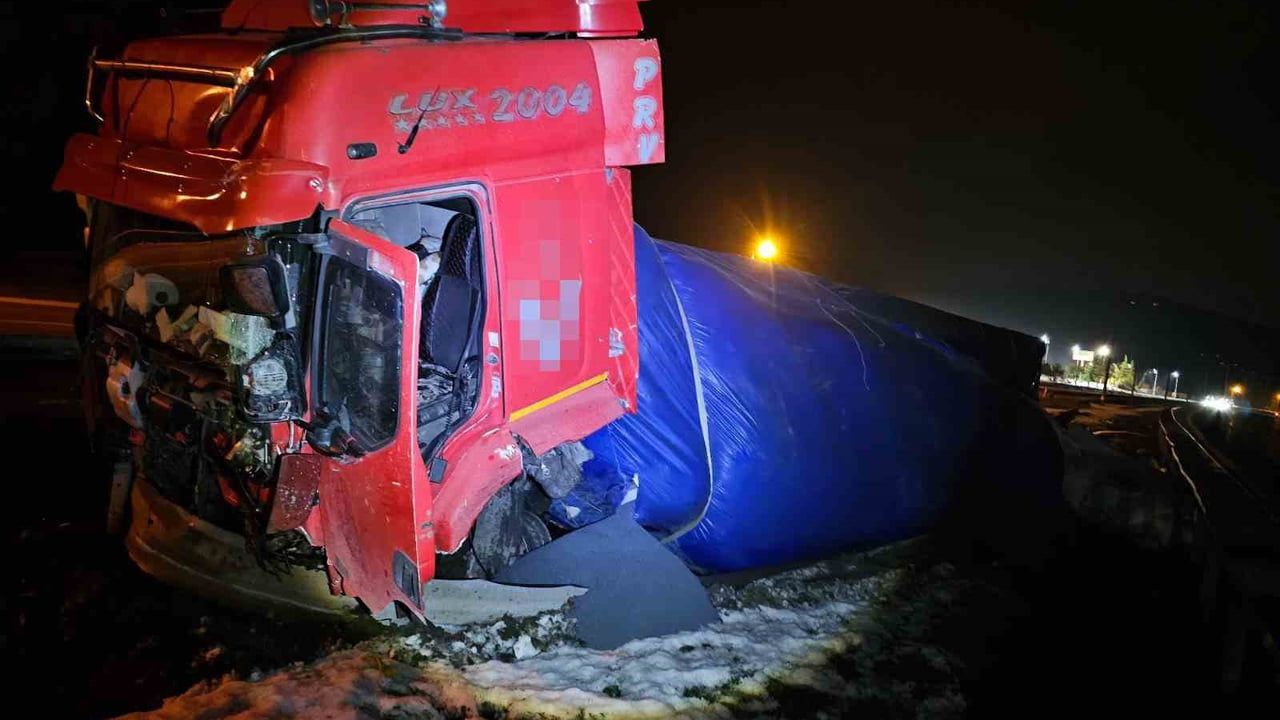 Düzce'de Anadolu Otoyolu'nda Tır Lastiği Patladı: Yaralı Yok